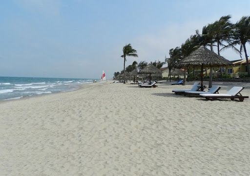 Quang Nam reopens public beaches, receives tourists to Hoi An