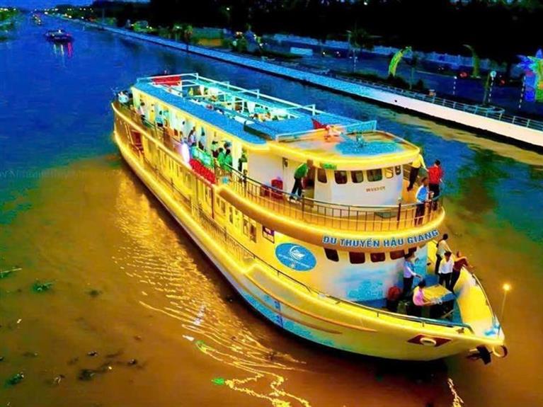 Trà chiều lãng mạn trên sông Hậu