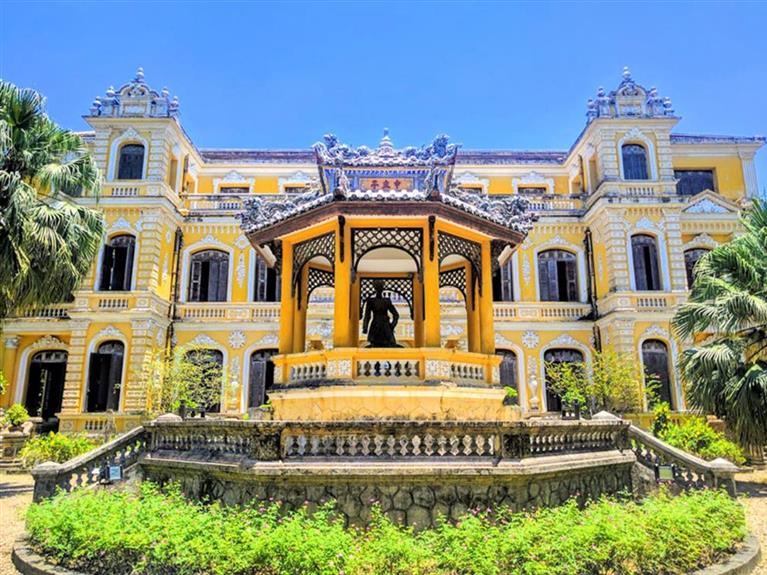 INSIDE HUE PALACE OF VIETNAM'S LAST KING
